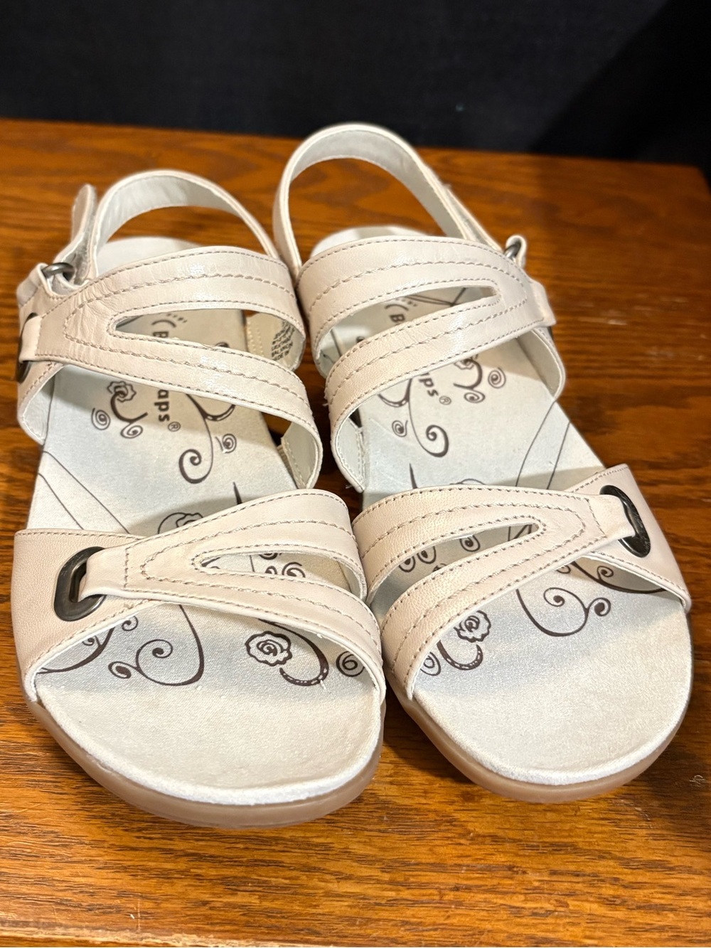 Baretraps White Floral Strappy Comfort Sandals Women’s Size 6.5